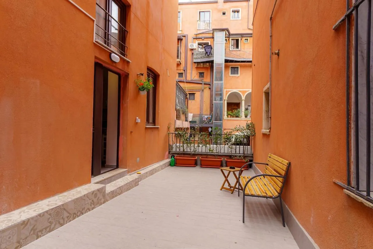 Konukevi Casta Diva Holiday Rooms Katanya İtalya